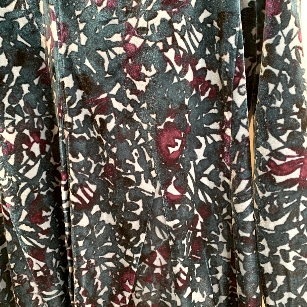 ZOZO Stretch Velvet Blue Floral Tunic Size Medium - Picture 4 of 8